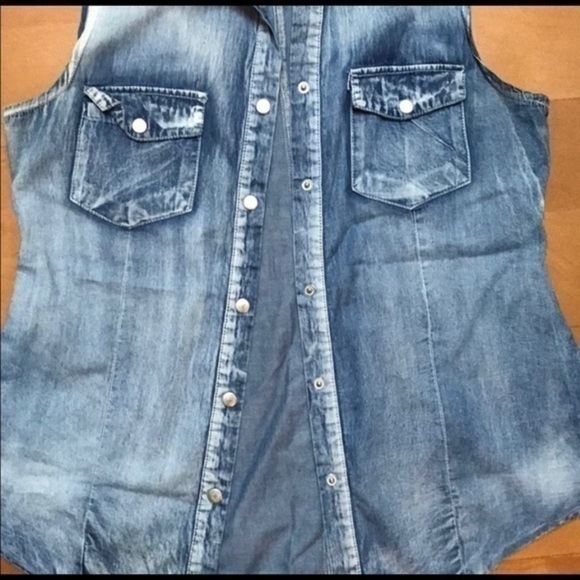Button down sleeveless Jean-like top Size Medium - Picture 3 of 7
